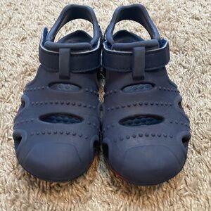 Boys Fargo sandals- size 10(navy) like new